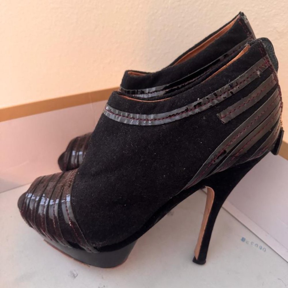 Adorable L.A.M.B platform stilettos, Size 9 L.A.M.B. - Picture 3 of 7